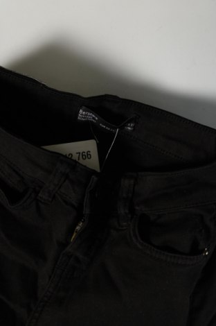 Blugi de femei Bershka, Mărime XXS, Culoare Negru, Preț 95,99 Lei