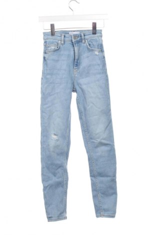 Damskie jeansy Bershka, Rozmiar XS, Kolor Niebieski, Cena 92,99 zł