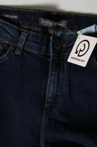 Damskie jeansy Bershka, Rozmiar M, Kolor Niebieski, Cena 66,67 zł