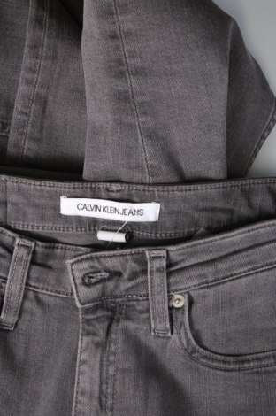 Blugi de femei Calvin Klein Jeans, Mărime S, Culoare Gri, Preț 174,55 Lei