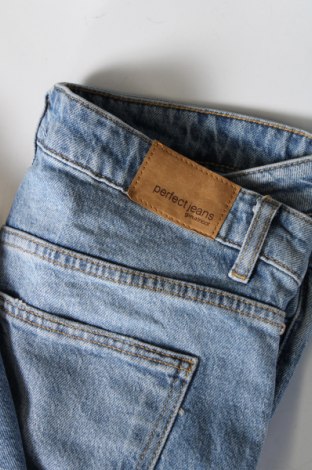 Dámske džínsy  Perfect Jeans By Gina Tricot, Veľkosť M, Farba Modrá, Cena  19,95 €