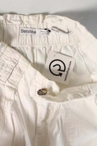 Дамски къс панталон Bershka, Размер S, Цвят Бял, Цена 19,14 лв.