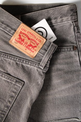 Дамски къс панталон Levi's, Размер M, Цвят Сив, Цена 47,85 лв.