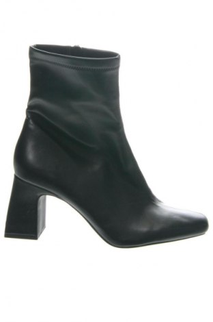 Дамски боти Bershka, Размер 39, Цвят Черен, Цена 85,99 лв.