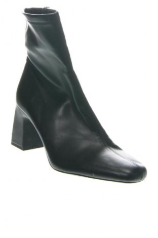 Дамски боти Bershka, Размер 39, Цвят Черен, Цена 85,99 лв.