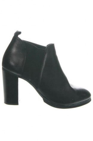 Дамски боти COS, Размер 41, Цвят Черен, Цена 162,99 лв.