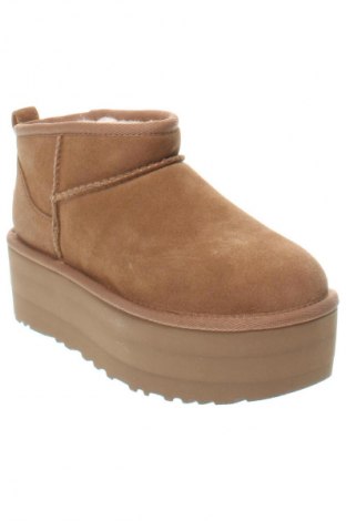 Дамски боти UGG Australia, Размер 36, Цвят Бежов, Цена 329,99 лв.