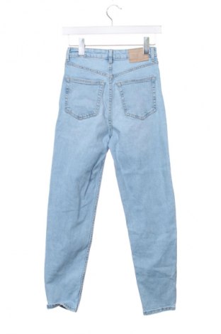 Дамски дънки Bershka, Размер XS, Цвят Син, Цена 29,00 лв.