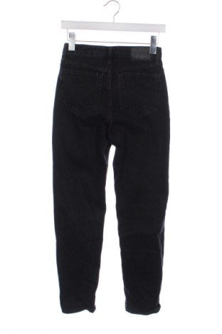 Дамски дънки Bershka, Размер XS, Цвят Черен, Цена 29,00 лв.