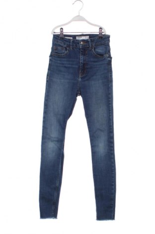 Дамски дънки Bershka, Размер XXS, Цвят Син, Цена 29,00 лв.