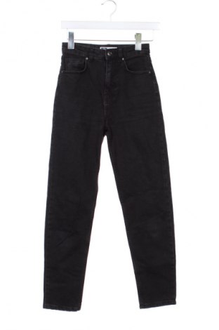 Дамски дънки Bershka, Размер XXS, Цвят Черен, Цена 29,33 лв.