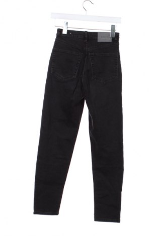 Дамски дънки Bershka, Размер XXS, Цвят Черен, Цена 29,33 лв.