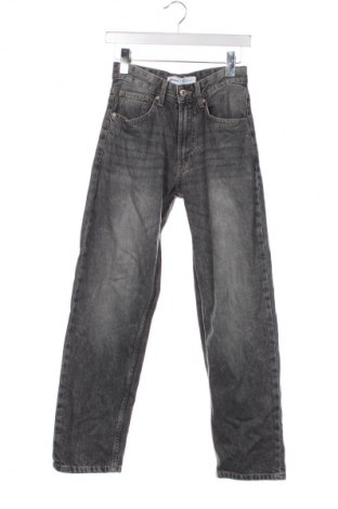 Дамски дънки Bershka, Размер XS, Цвят Сив, Цена 21,99 лв.