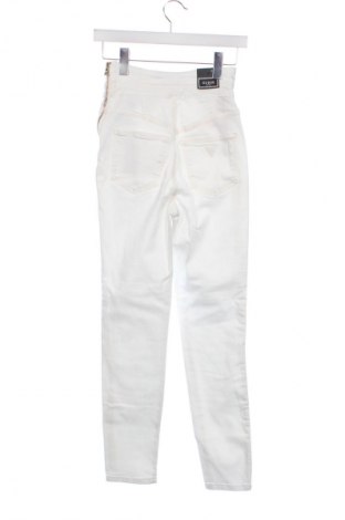 Női farmernadrág Guess, Méret XS, Szín Fehér, Ár 28 239 Ft
