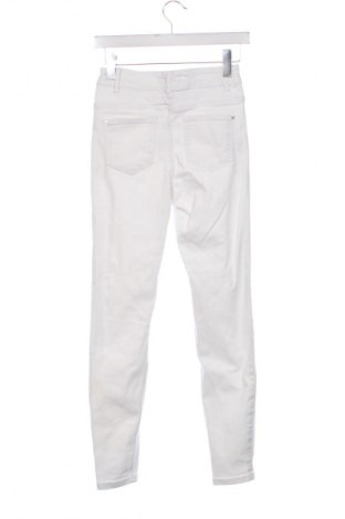 Дамски дънки Mohito, Размер XS, Цвят Бял, Цена 29,33 лв.