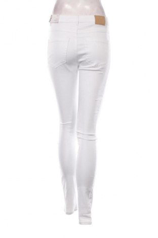 Дамски дънки ONLY, Размер S, Цвят Бял, Цена 77,99 лв.