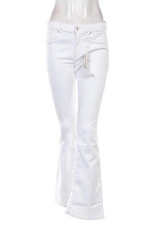 Дамски дънки ONLY, Размер L, Цвят Бял, Цена 62,99 лв.