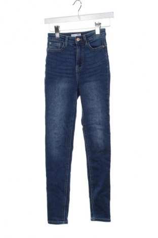 Дамски дънки Sinsay, Размер XXS, Цвят Син, Цена 17,99 лв.