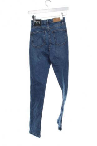 Дамски дънки Stradivarius, Размер XXS, Цвят Син, Цена 46,11 лв.