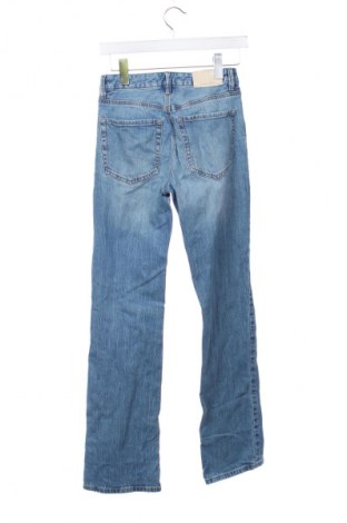 Дамски дънки Stradivarius, Размер XS, Цвят Син, Цена 29,33 лв.