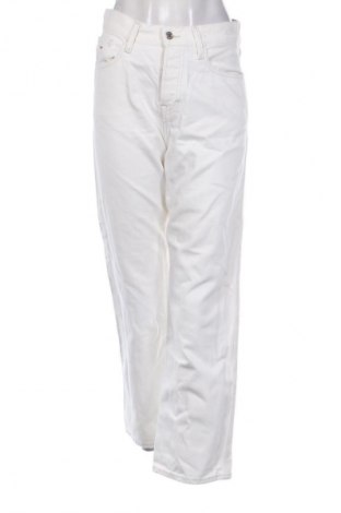 Дамски дънки Tommy Jeans, Размер S, Цвят Екрю, Цена 57,24 лв.