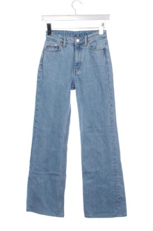 Дамски дънки Weekday, Размер XS, Цвят Син, Цена 41,00 лв.