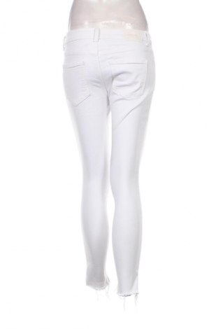 Damskie jeansy Zara, Rozmiar M, Kolor Biały, Cena 62,07 zł