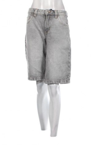 Дамски къс панталон Bershka, Размер M, Цвят Сив, Цена 31,99 лв.