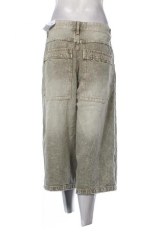 Дамски къс панталон Bershka, Размер M, Цвят Зелен, Цена 31,00 лв.