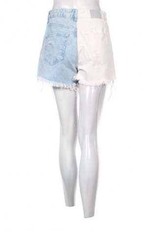 Дамски къс панталон Bershka, Размер M, Цвят Многоцветен, Цена 19,00 лв.