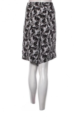 Дамски къс панталон Canda, Размер 3XL, Цвят Многоцветен, Цена 19,14 лв.