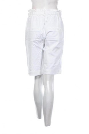 Дамски къс панталон Cartoon, Размер M, Цвят Бял, Цена 31,99 лв.