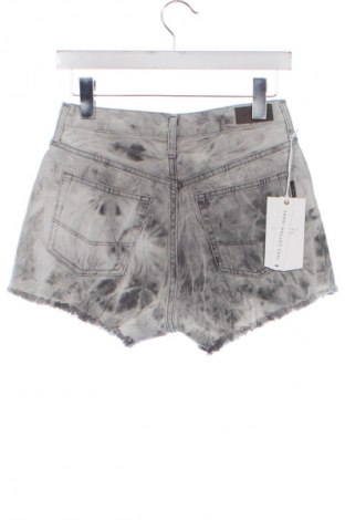 Дамски къс панталон Cross Jeans, Размер XS, Цвят Сив, Цена 24,99 лв.