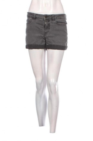 Női rövidnadrág Noisy May, Méret M, Szín Szürke, Ár 6 800 Ft