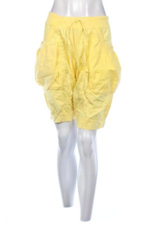 Дамски къс панталон Unbranded, Размер XL, Цвят Жълт, Цена 19,00 лв.