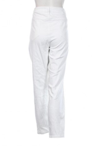 Γυναικείο παντελόνι Arizona, Μέγεθος 3XL, Χρώμα Λευκό, Τιμή 23,99 €