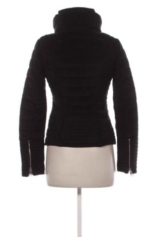 Γυναικείο μπουφάν Guess, Μέγεθος S, Χρώμα Μαύρο, Τιμή 82,99 €