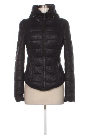 Дамско яке Guess, Размер XS, Цвят Черен, Цена 152,99 лв.