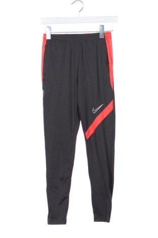 Kinder Sporthose Nike, Größe 8-9y/ 134-140 cm, Farbe Grau, Preis 17,39 €