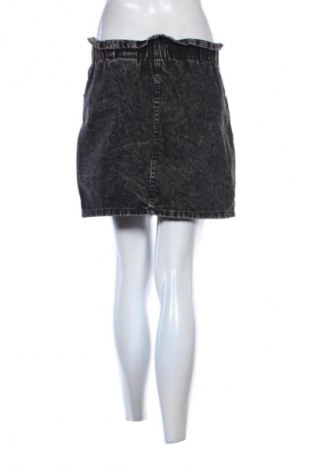 Пола Bershka, Размер M, Цвят Черен, Цена 29,99 лв.