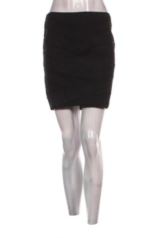 Пола H&M Divided, Размер M, Цвят Черен, Цена 12,99 лв.