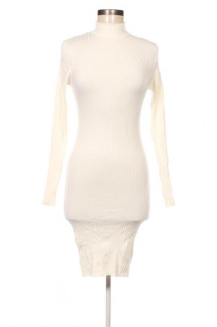 Ruha Amisu, Méret M, Szín Fehér, Ár 4 889 Ft