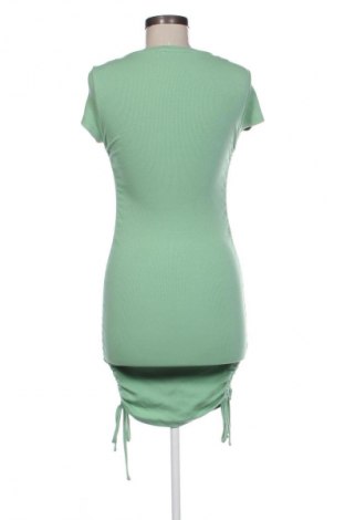 Рокля Bershka, Размер S, Цвят Зелен, Цена 29,15 лв.