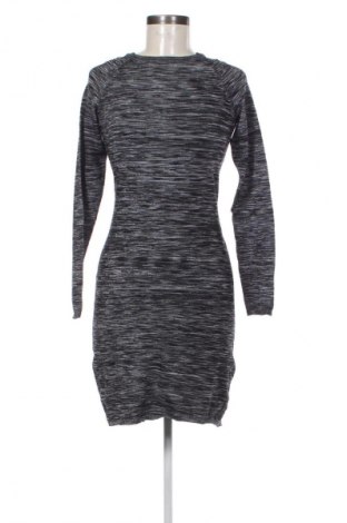 Рокля Bershka, Размер M, Цвят Многоцветен, Цена 29,00 лв.