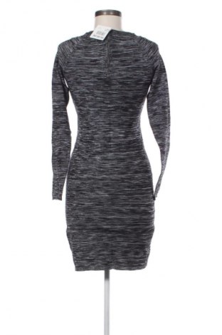 Рокля Bershka, Размер M, Цвят Многоцветен, Цена 29,00 лв.