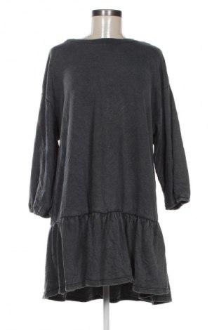 Рокля Bershka, Размер L, Цвят Сив, Цена 16,99 лв.