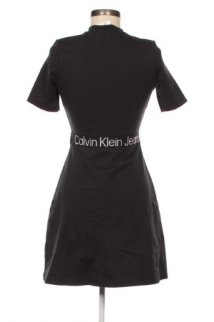 Рокля Calvin Klein Jeans, Размер S, Цвят Многоцветен, Цена 75,99 лв.