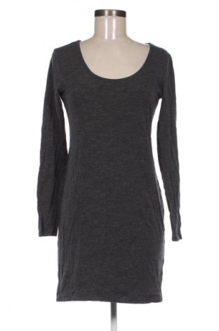 Рокля H&M, Размер M, Цвят Сив, Цена 28,88 лв.