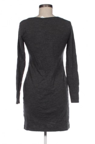 Рокля H&M, Размер M, Цвят Сив, Цена 28,88 лв.