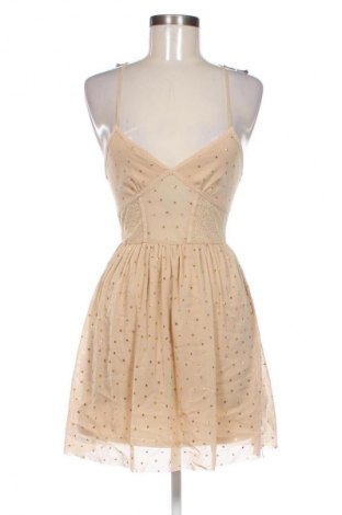 Рокля Kimchi Blue, Размер XS, Цвят Бежов, Цена 161,02 лв.